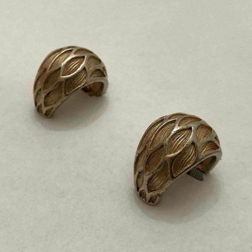 ⭐️ Vintage 1950s Boucher Gold Paddle Back Clip-On Earrings Leaf Patterned